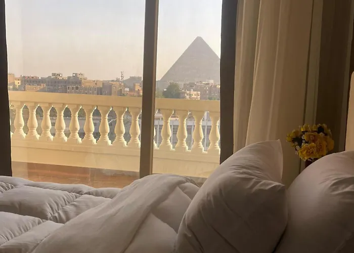 Roone Pyramids View Inn
