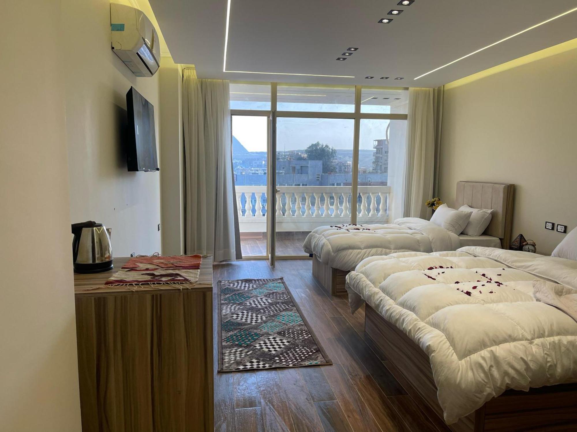 Roone Pyramids View Hotel Cairo