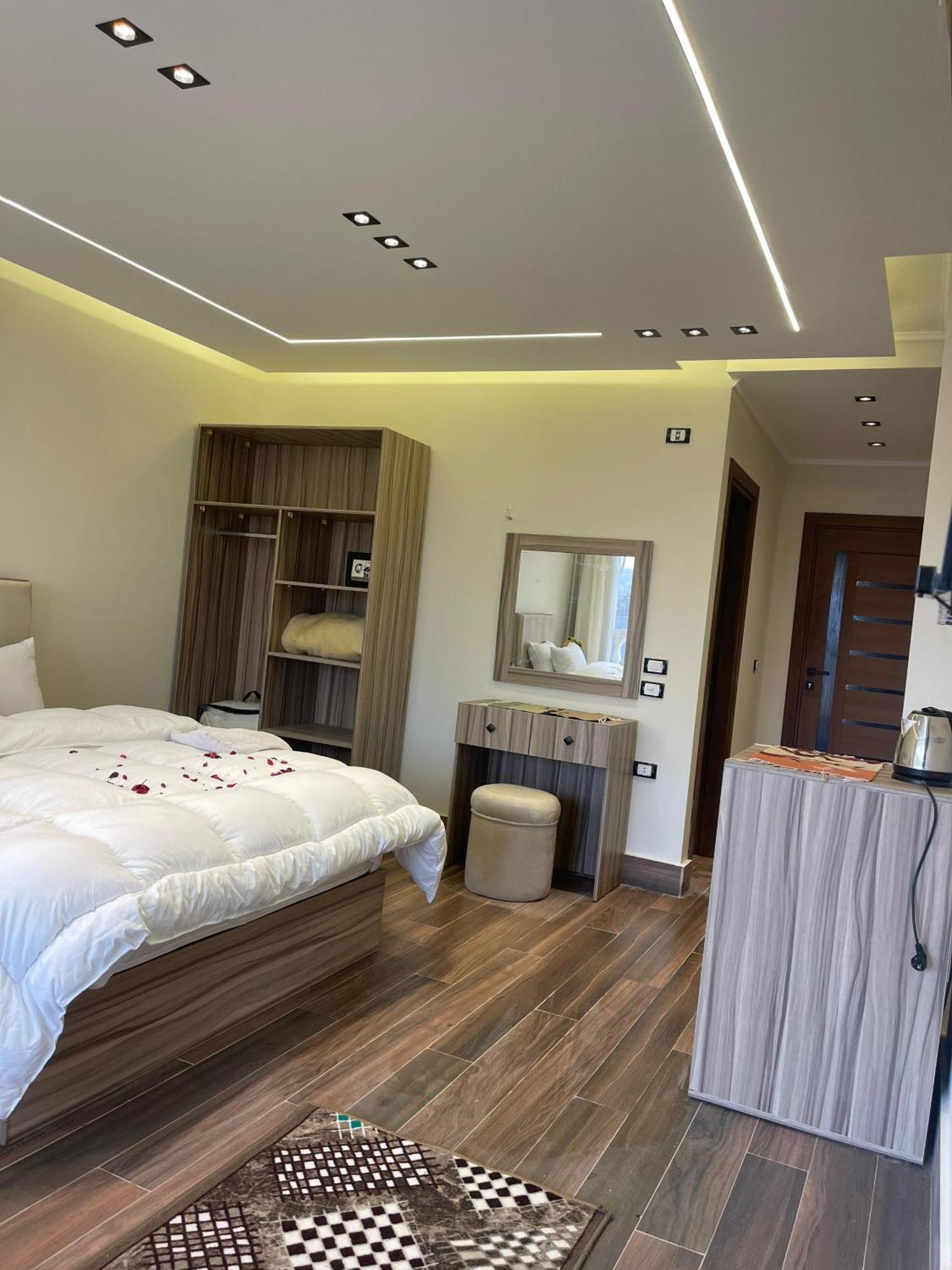 Roone Pyramids View 4*