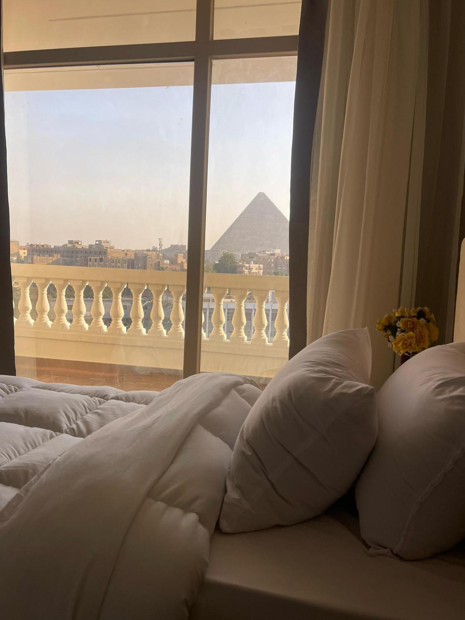 Hotel Roone Pyramids View