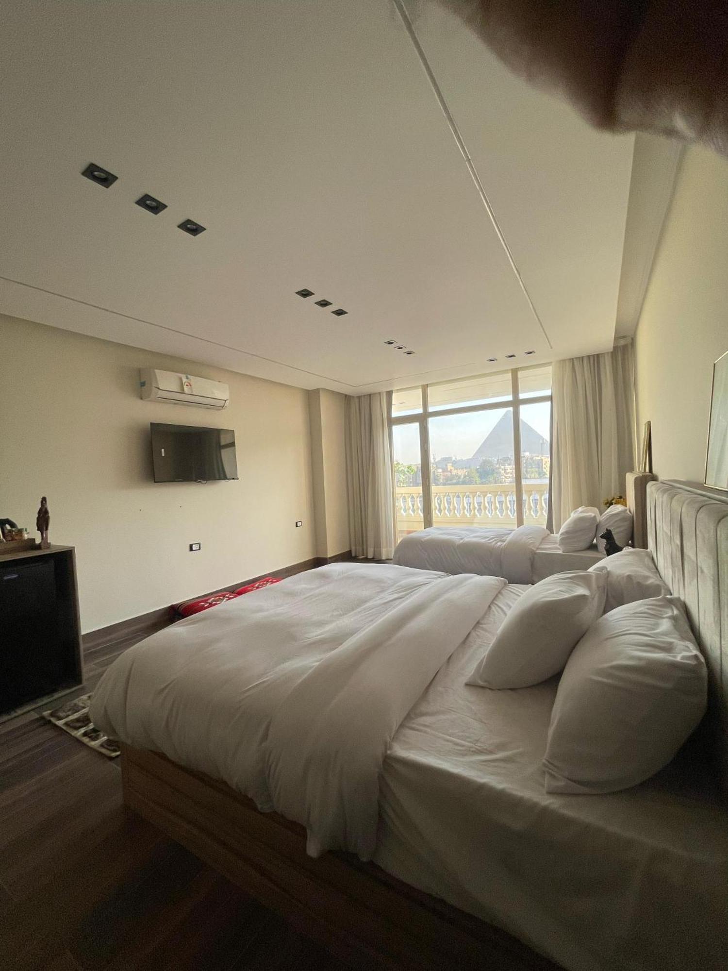 Roone Pyramids View 4*