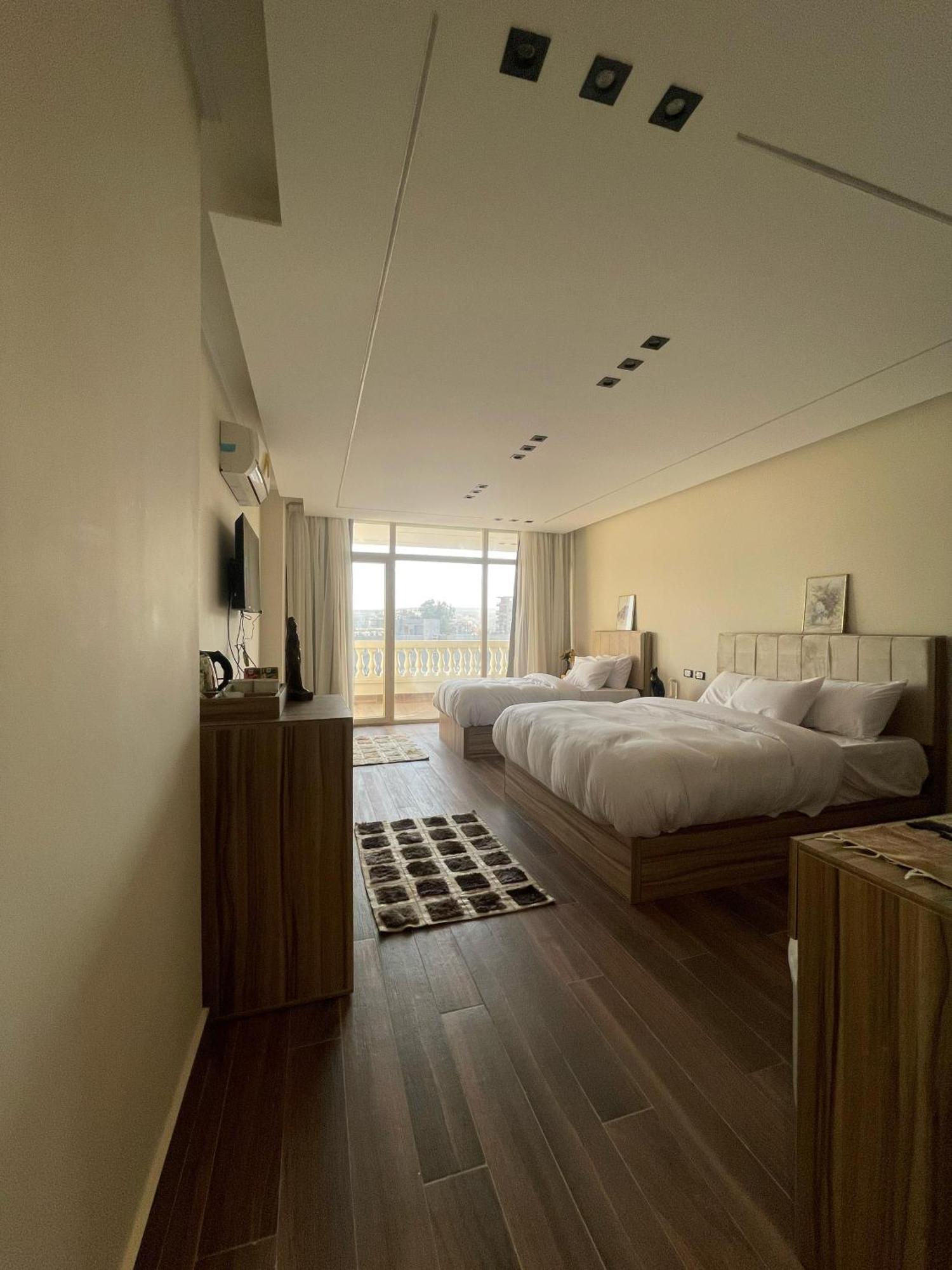 Roone Pyramids View Hotel