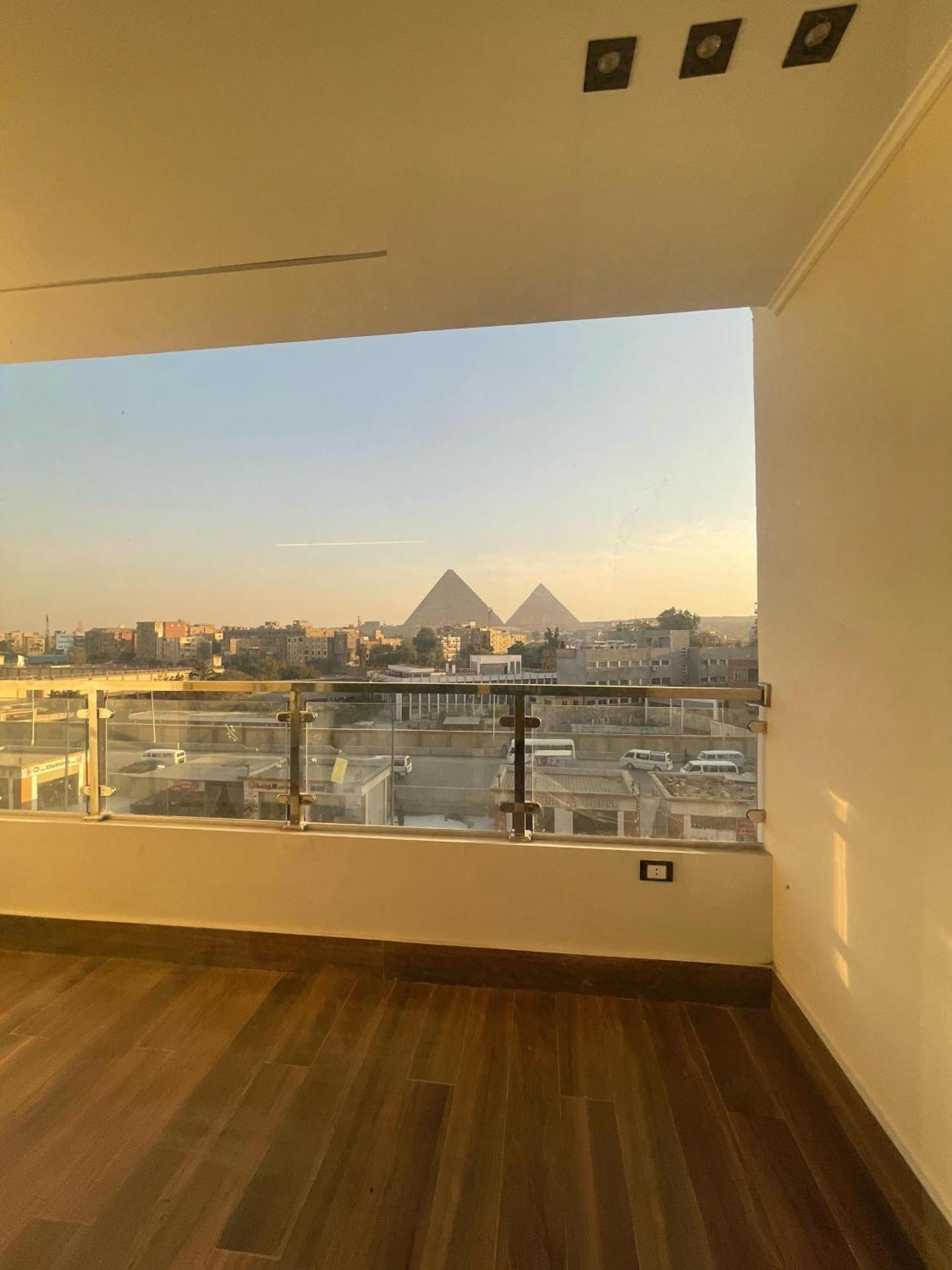 Hotel Roone Pyramids View