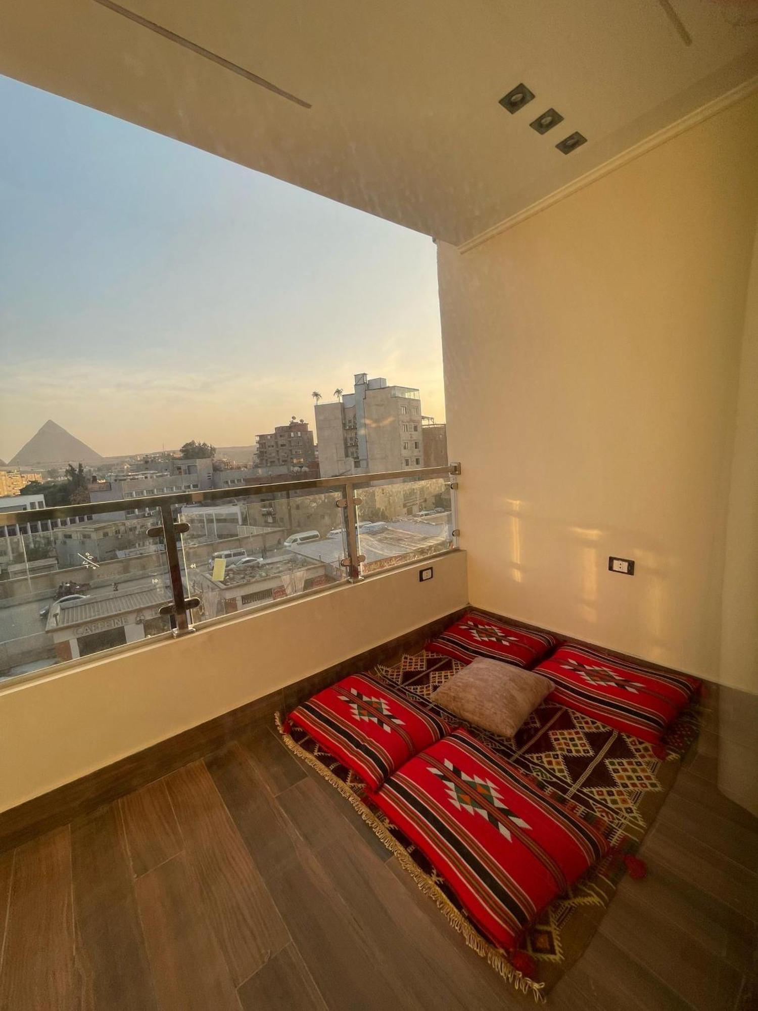 Roone Pyramids View Hotel