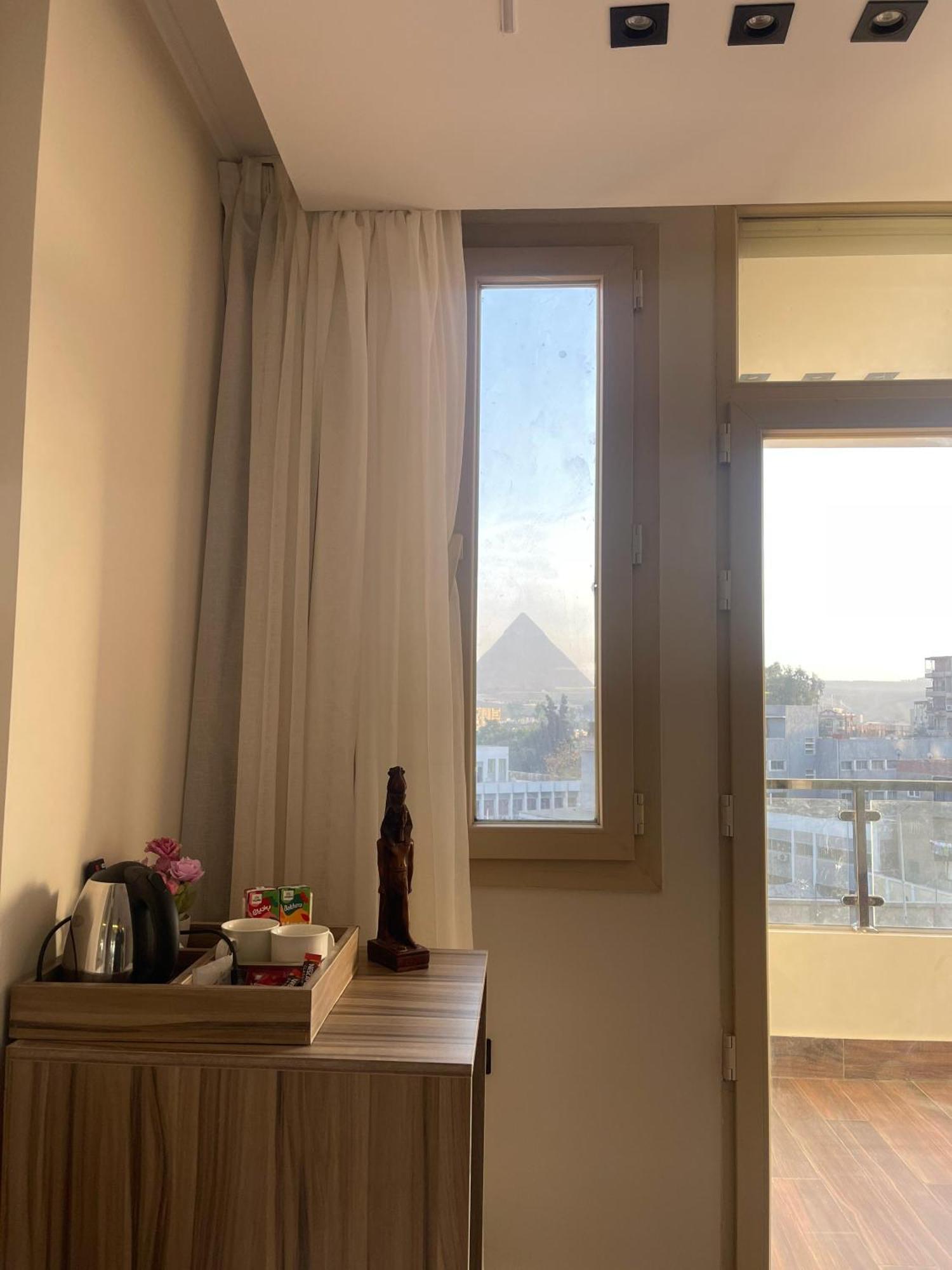Hotel Roone Pyramids View