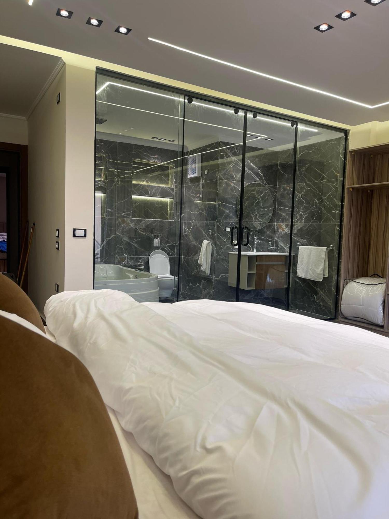 Roone Pyramids View 4*