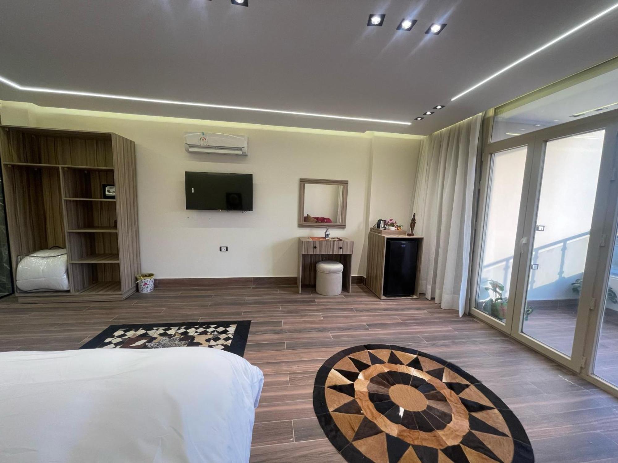 Roone Pyramids View Hotel