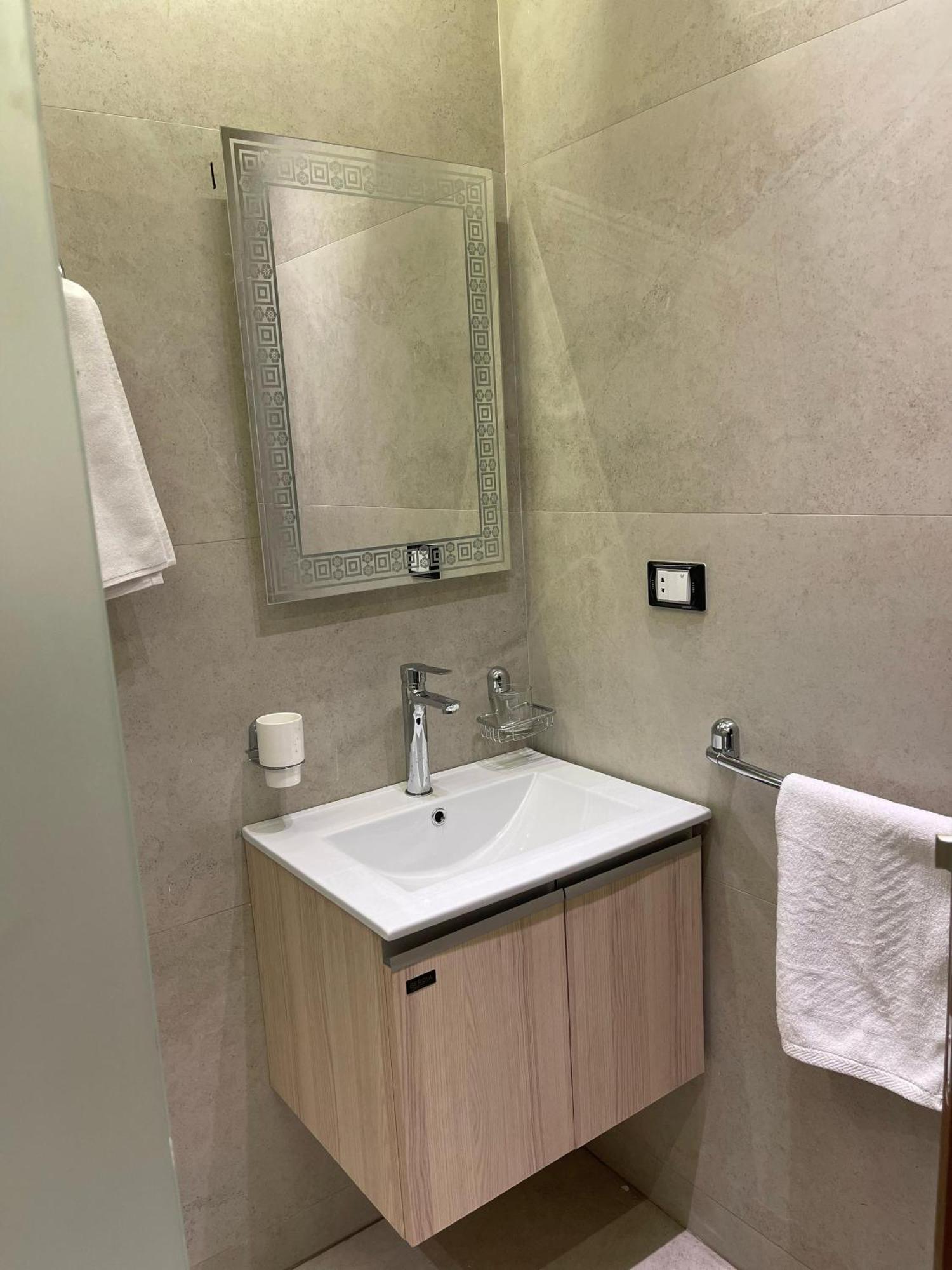 Roone Pyramids View 4*