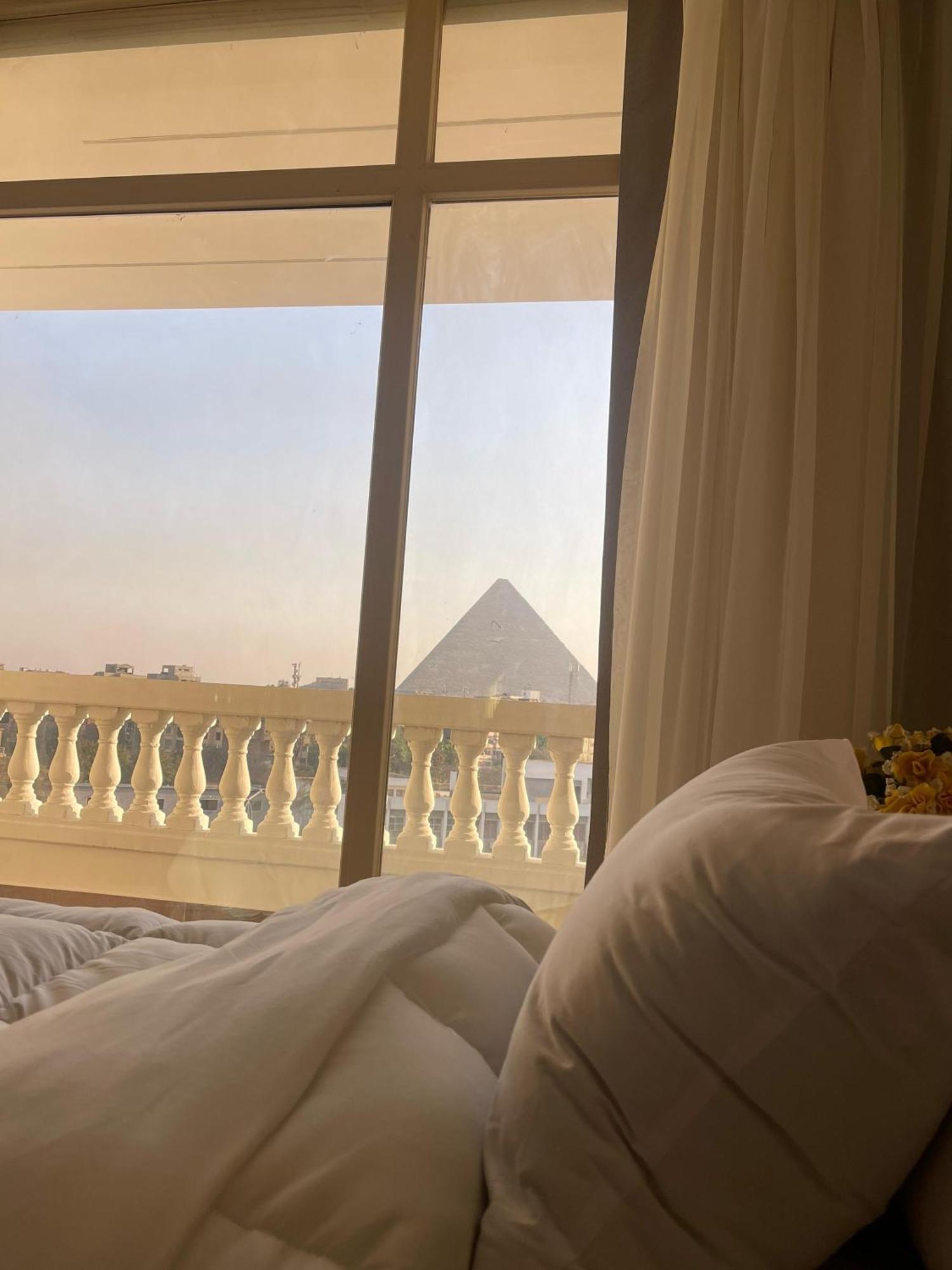 Hotel Roone Pyramids View